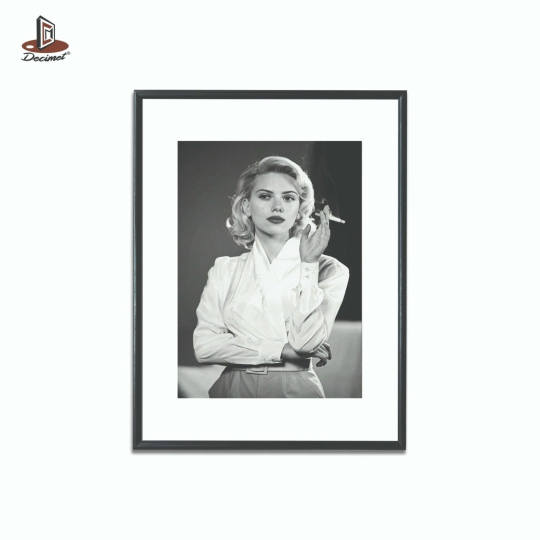 Tranh Khung Composite Đen Mỏng Scarlett Johansson Smoking BW #2